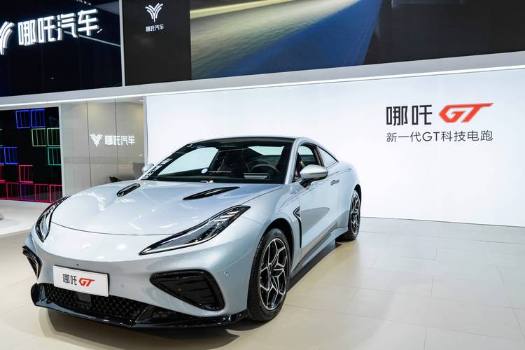 广州111哪吒汽车在智能汽车领域的表现，领途汽车在新能源汽车市场中的影响力